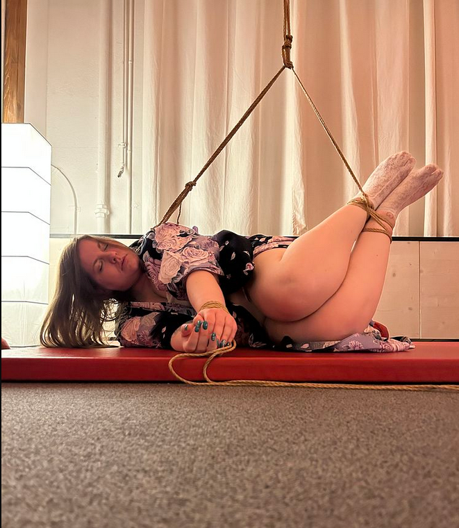 Entspannte Shibari-Pose im Secret56 – japanisches Fesseln Schweiz